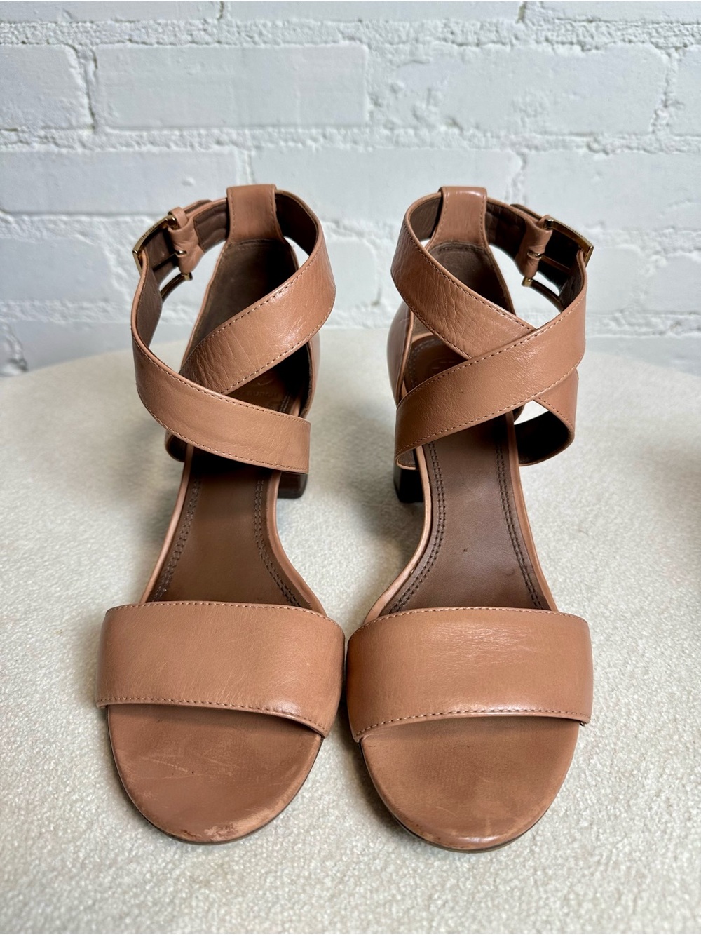 Tory Burch Tabitha Tan Leather Cross-Strap Block Heel Neutral Sandal Gold Accent - Picture 5 of 7